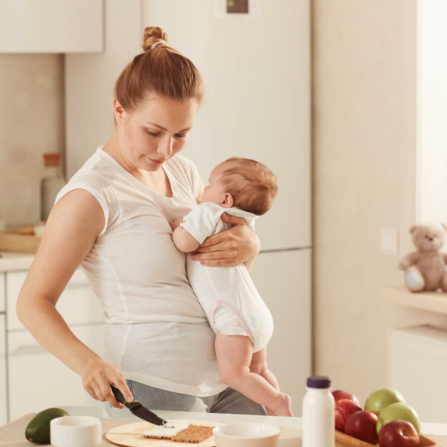 Imagem young-mother-having-breakfast 1 1